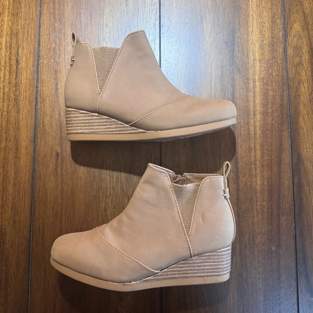 Toms Kelsy Wedge Booties Youth Girls Size 2.5‎ Toffee Synthetic Nubuck